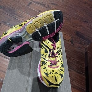 Basic woman size 8 running shoes